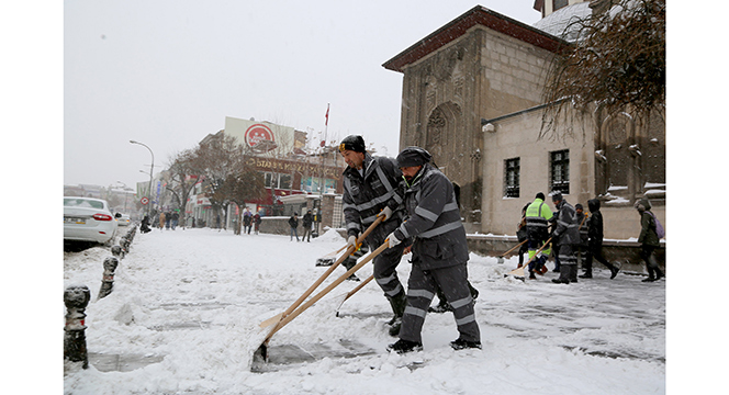 Büyükşehir Kar ve Buzlanmaya Karşı 24 Saat Görev Başında 