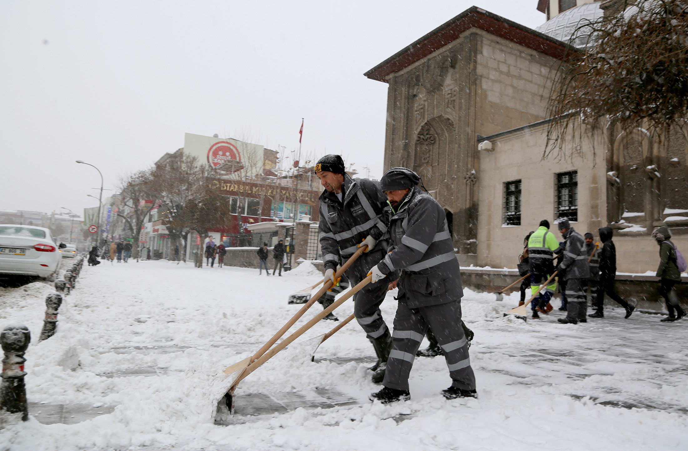 Kar ve Buzlanmaya Karşı 31 İlçede 24 Saat Görev Başındayız