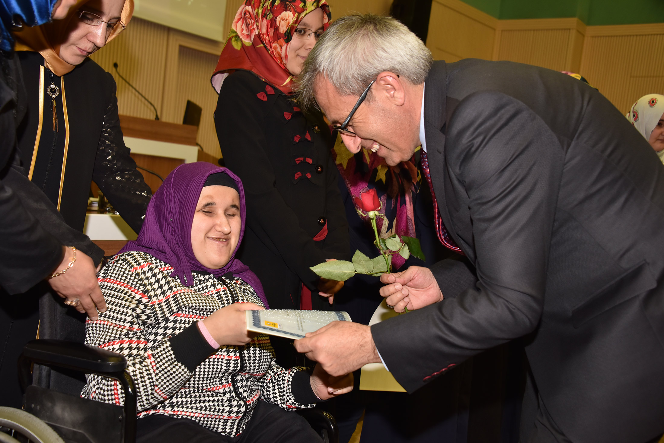 KOMEK'ten Mezun Olan Görme Engelli Kursiyerler Sertifikalarını Aldı