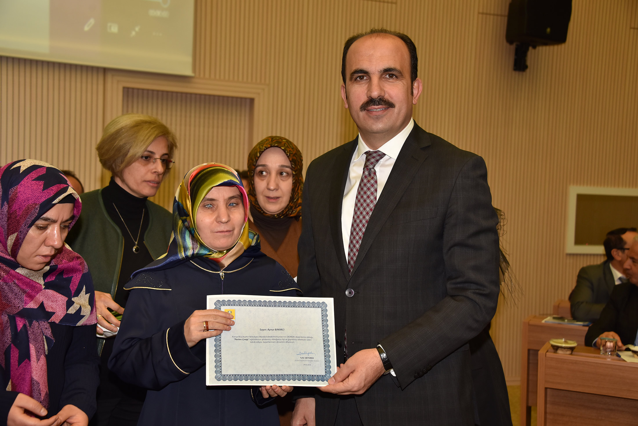 KOMEK'ten Mezun Olan Görme Engelli Kursiyerler Sertifikalarını Aldı