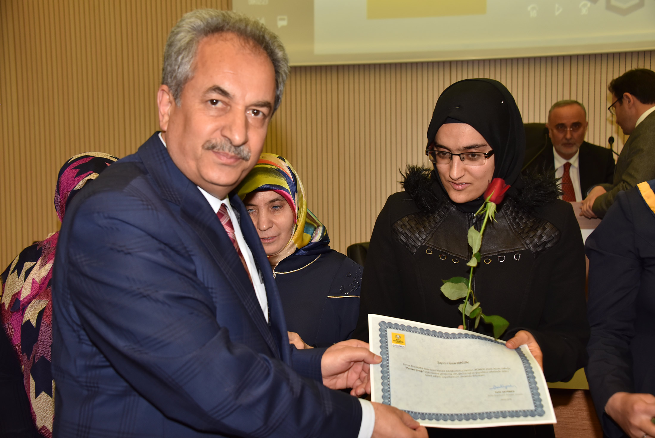 KOMEK'ten Mezun Olan Görme Engelli Kursiyerler Sertifikalarını Aldı