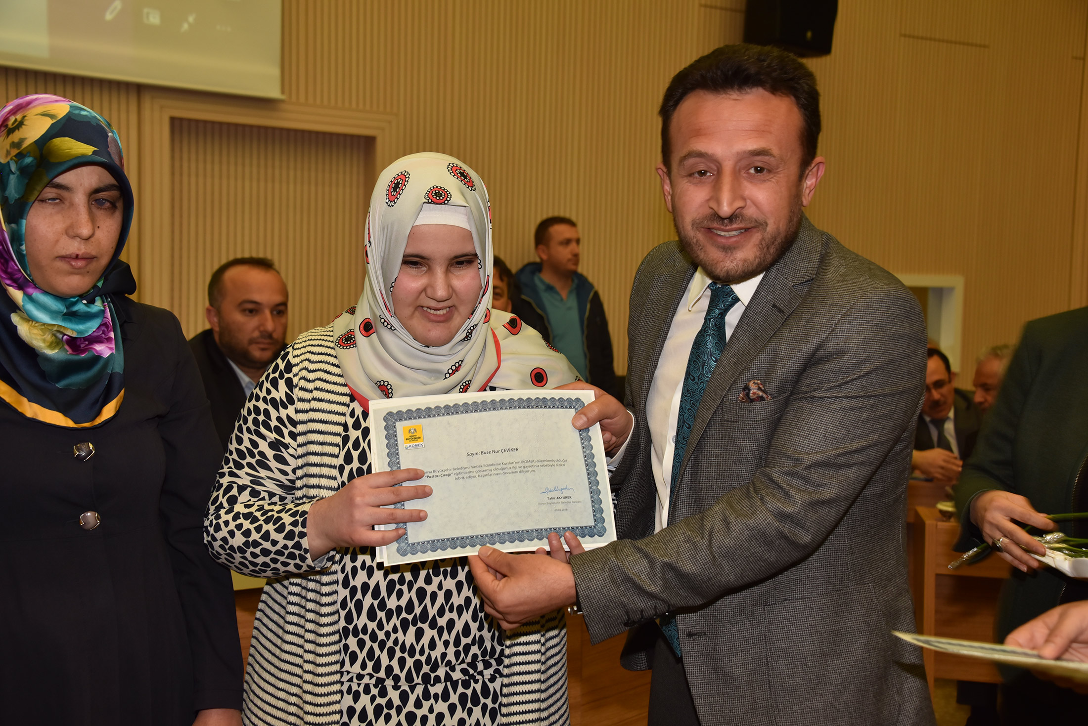 KOMEK'ten Mezun Olan Görme Engelli Kursiyerler Sertifikalarını Aldı