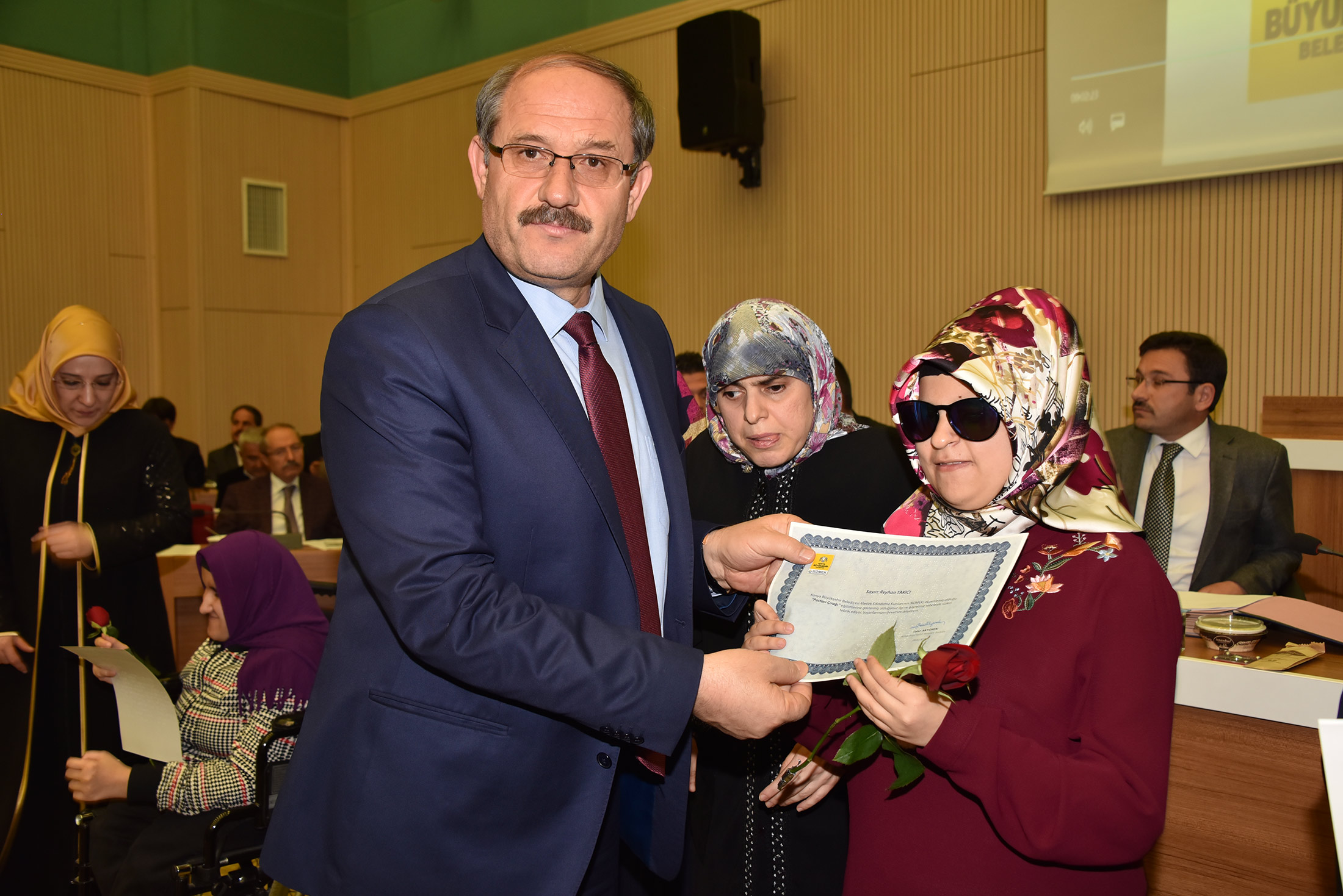 KOMEK'ten Mezun Olan Görme Engelli Kursiyerler Sertifikalarını Aldı