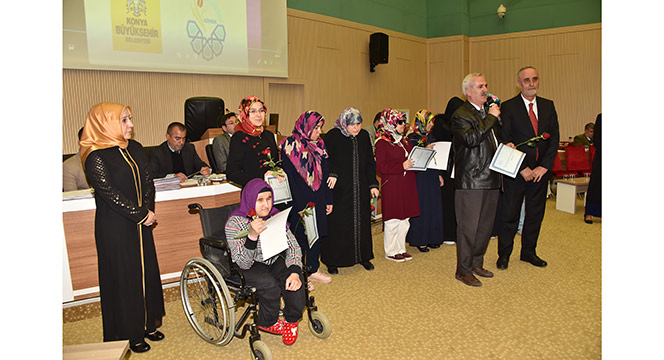 KOMEK'ten Mezun Olan Görme Engelli Kursiyerler Sertifikalarını Aldı