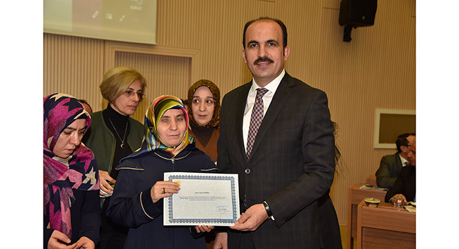 KOMEK'ten Mezun Olan Görme Engelli Kursiyerler Sertifikalarını Aldı