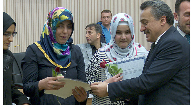 KOMEK'ten Mezun Olan Görme Engelli Kursiyerler Sertifikalarını Aldı