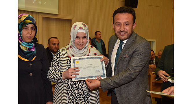 KOMEK'ten Mezun Olan Görme Engelli Kursiyerler Sertifikalarını Aldı