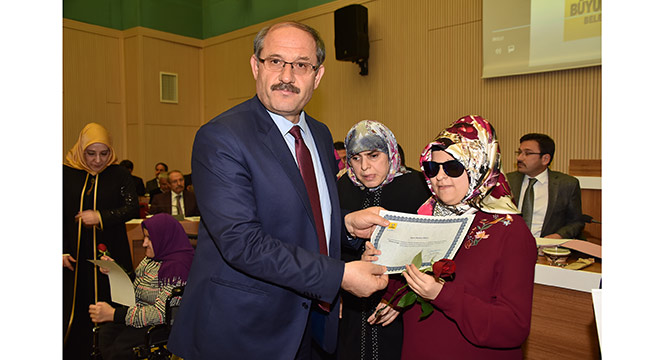 KOMEK'ten Mezun Olan Görme Engelli Kursiyerler Sertifikalarını Aldı