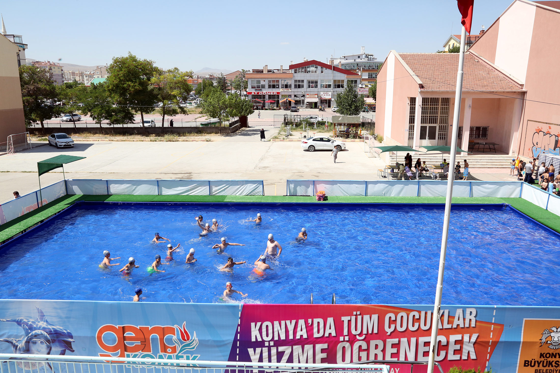 Haydi Çocuklar Hem Eğlenin Hem Yüzme Öğrenin
