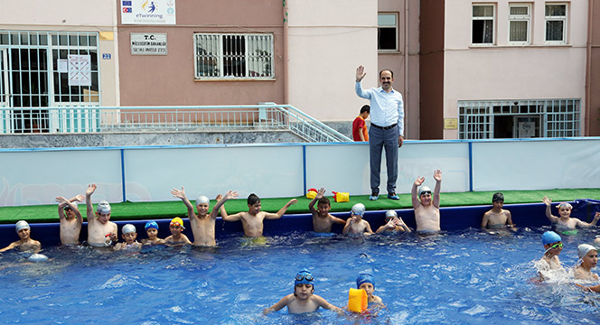 Haydi Çocuklar Hem Eğlenin Hem Yüzme Öğrenin
