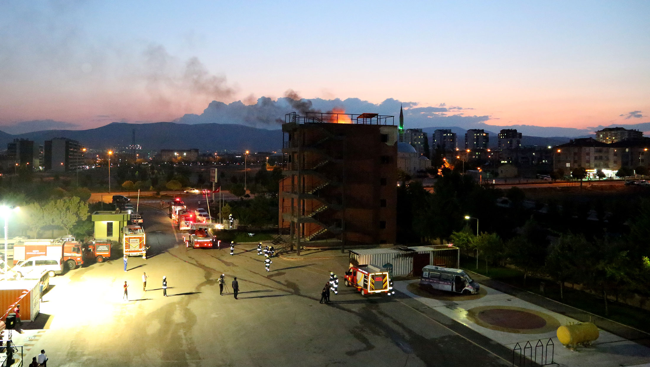 Konya İtfaiyesi'nden Nefes Kesen Gece Tatbikatı