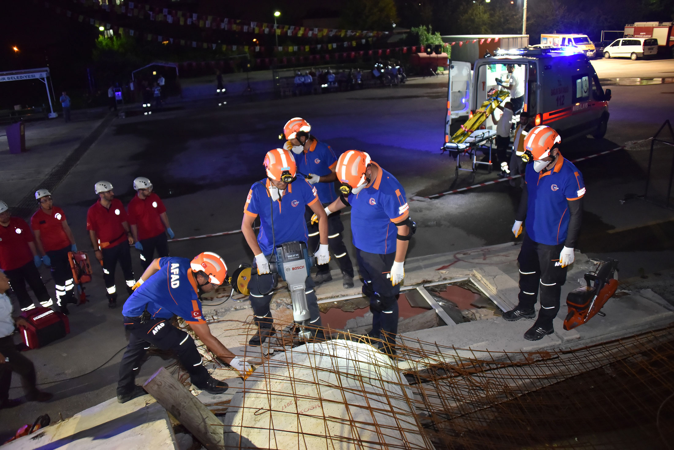 Konya İtfaiyesi'nden Nefes Kesen Gece Tatbikatı