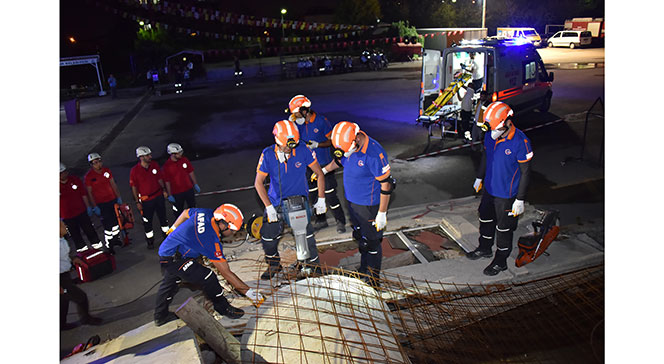 Konya İtfaiyesi'nden Nefes Kesen Gece Tatbikatı