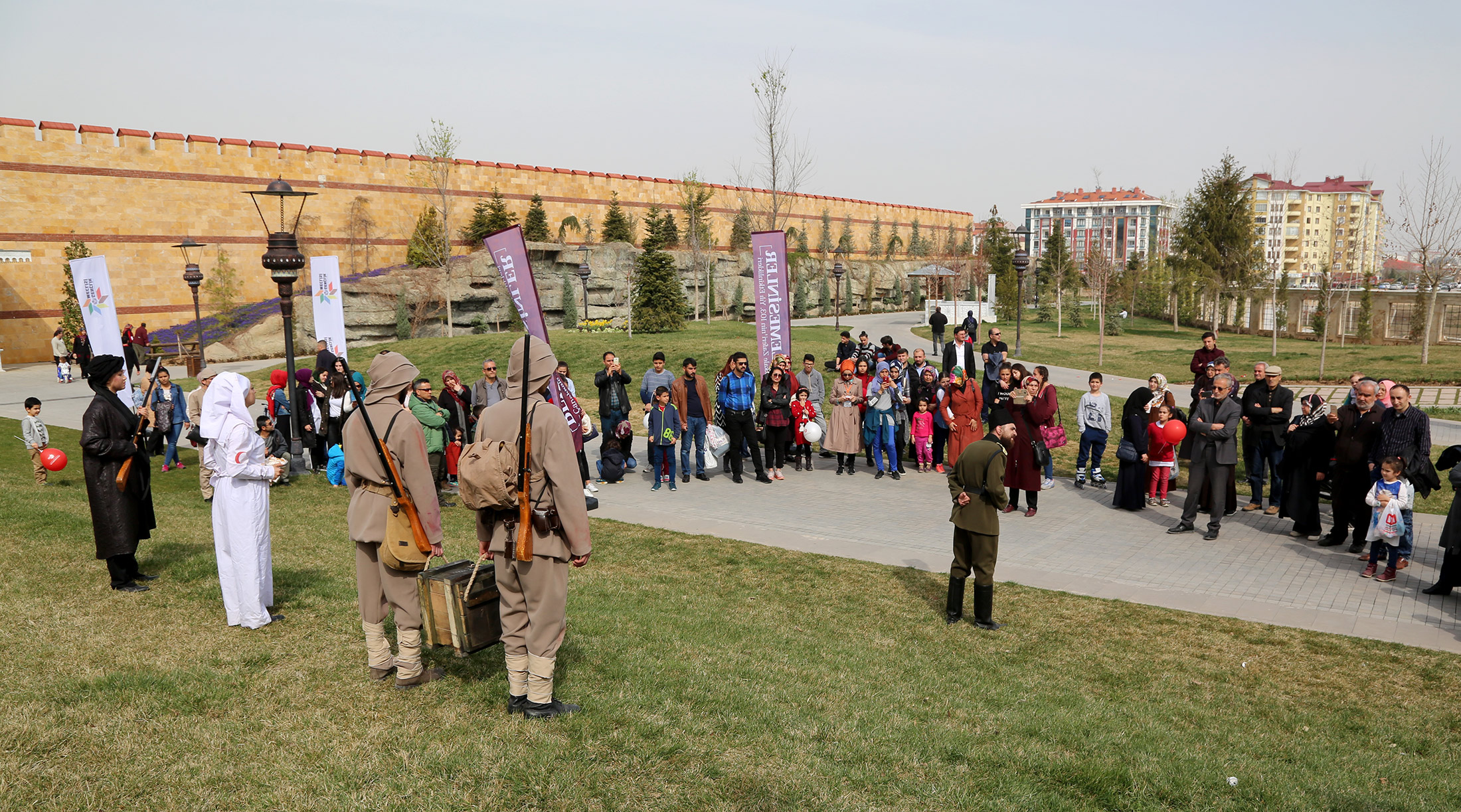 Gençlik Meclisi Üyeleri Ecdat Bahçesi'nde Ecdadı Yad Etti 