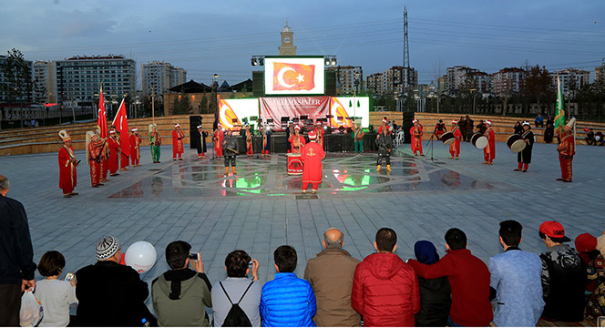 Gençlik Meclisi Üyeleri Ecdat Bahçesi'nde Ecdadı Yad Etti 