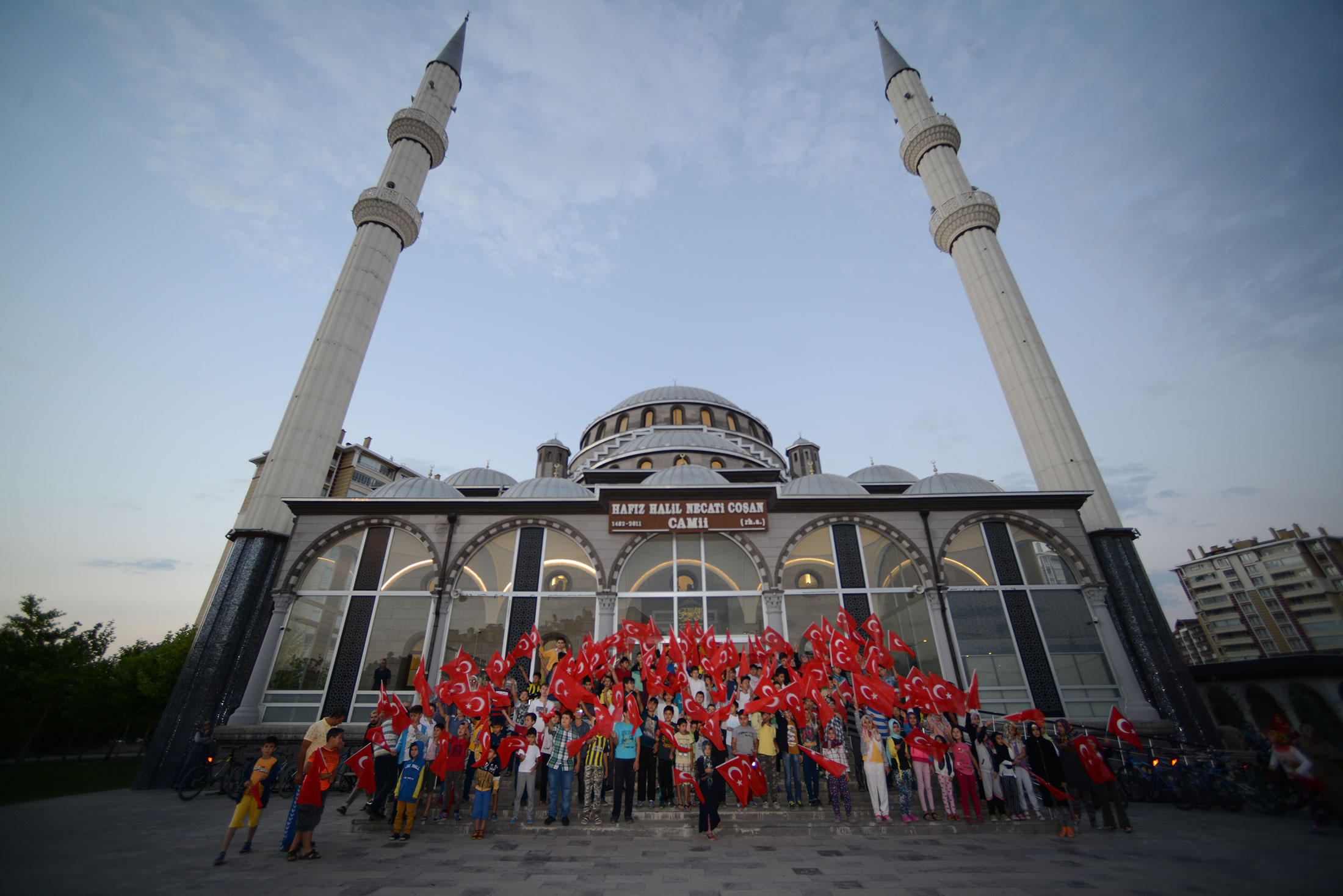 Sabah Namazına Ellerinde Bayrak Dillerinde Dua ile Geldiler