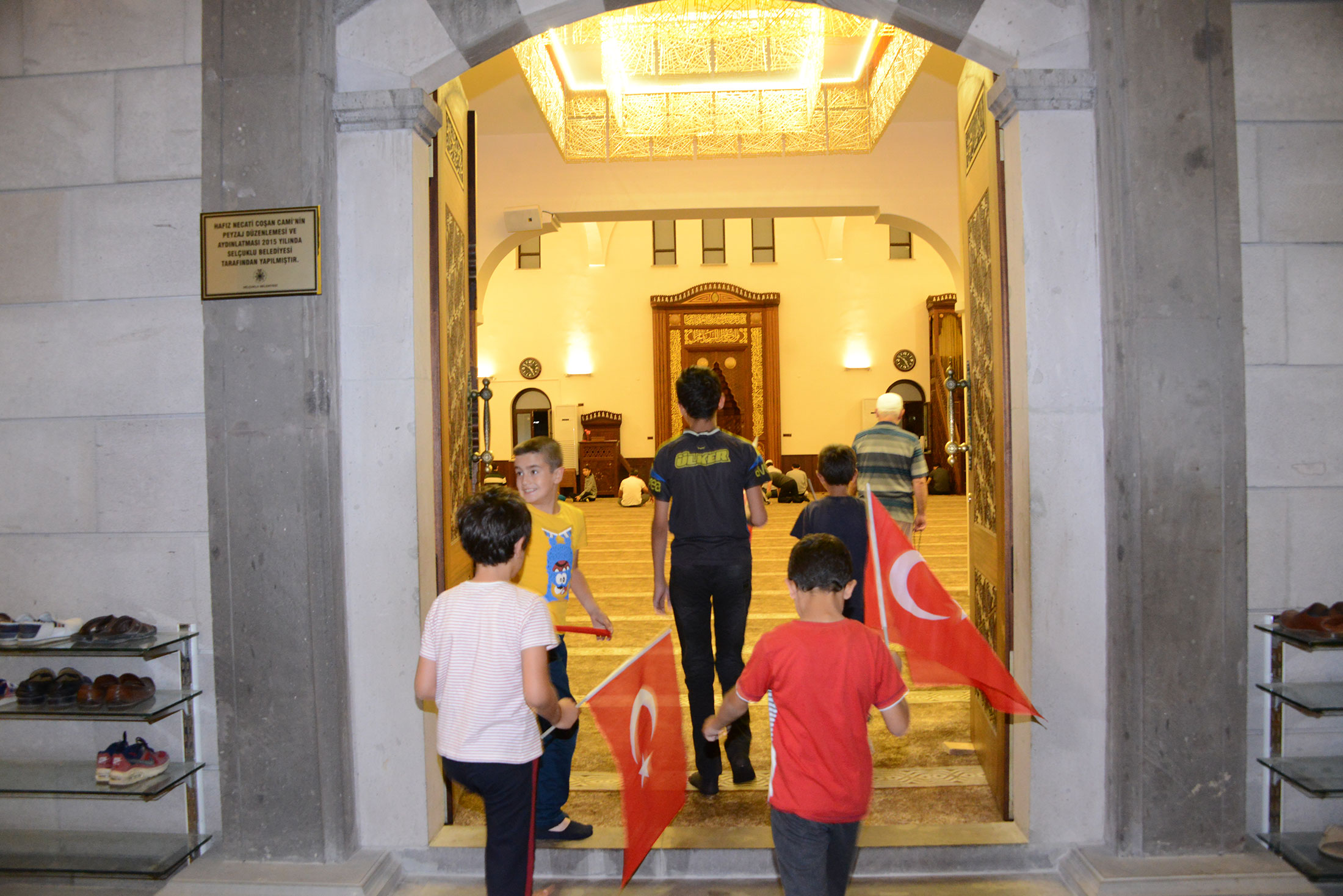Sabah Namazına Ellerinde Bayrak Dillerinde Dua ile Geldiler