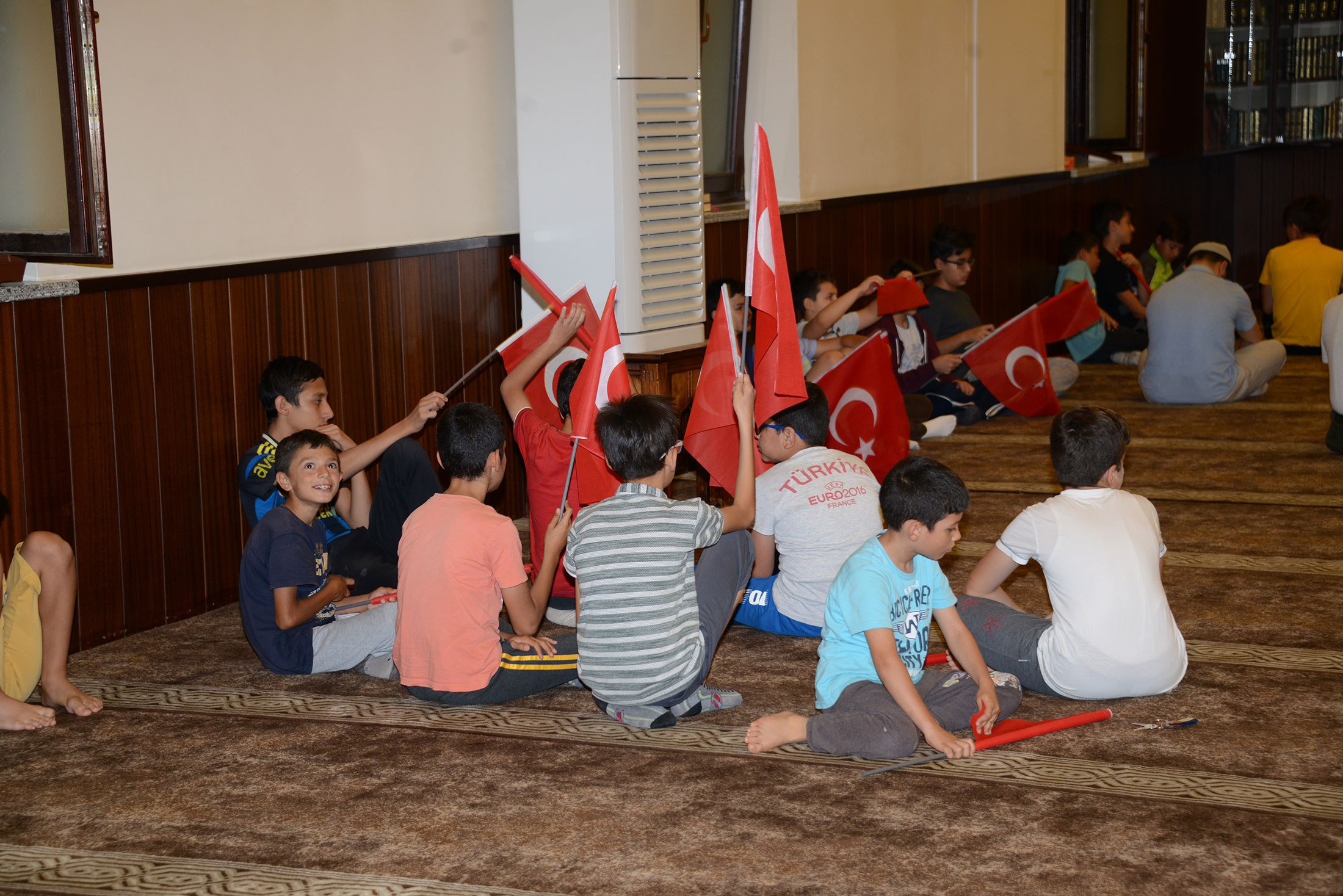 Sabah Namazına Ellerinde Bayrak Dillerinde Dua ile Geldiler