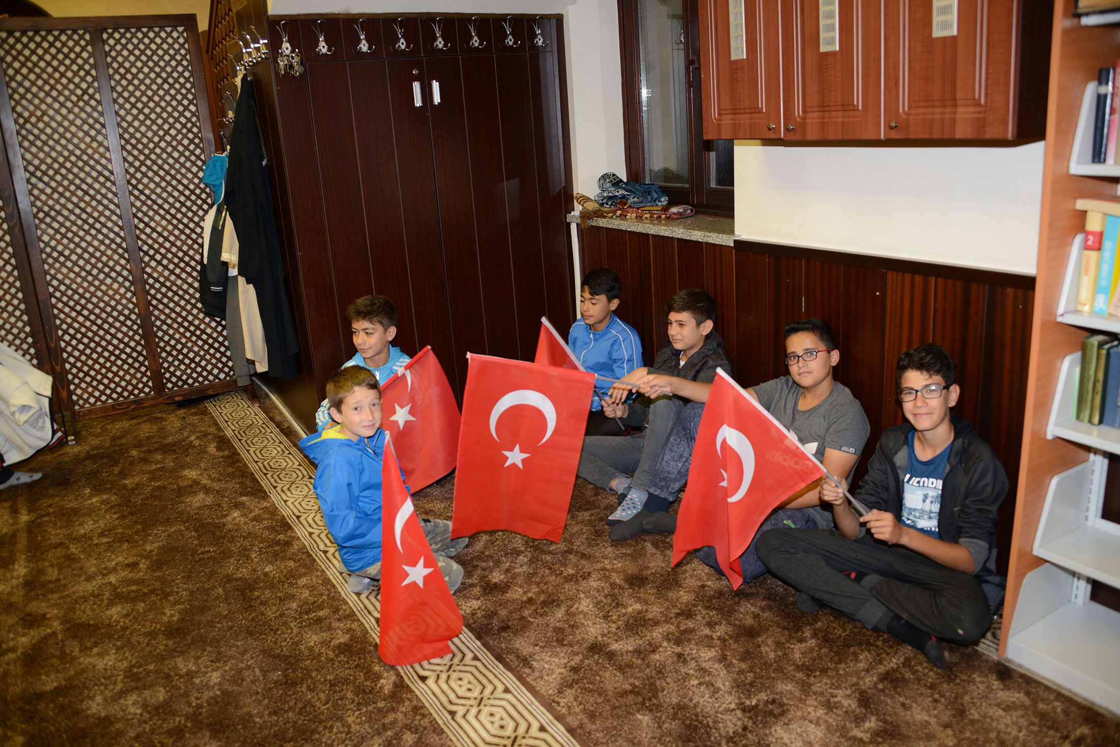 Sabah Namazına Ellerinde Bayrak Dillerinde Dua ile Geldiler