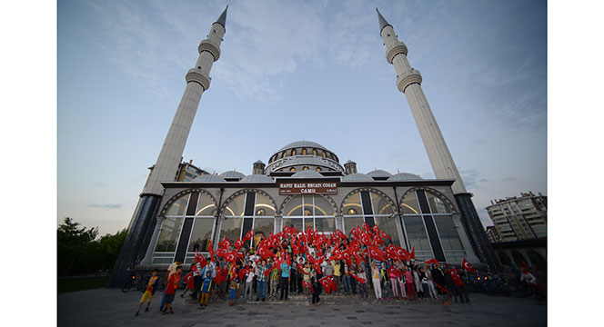 Sabah Namazına Ellerinde Bayrak Dillerinde Dua ile Geldiler
