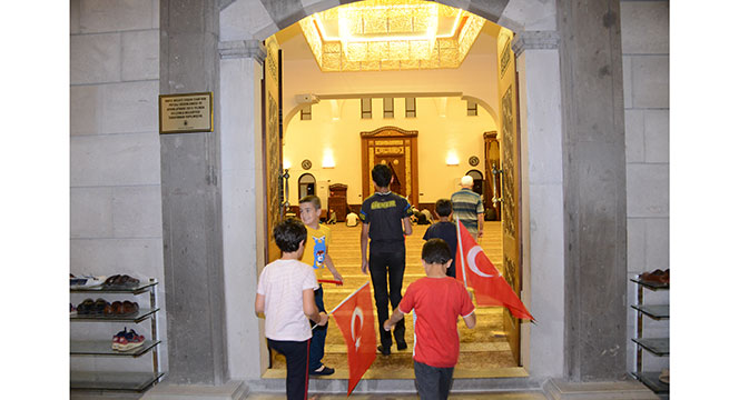 Sabah Namazına Ellerinde Bayrak Dillerinde Dua ile Geldiler