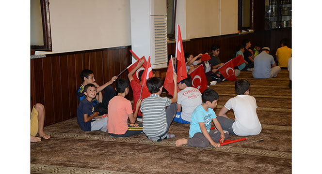 Sabah Namazına Ellerinde Bayrak Dillerinde Dua ile Geldiler