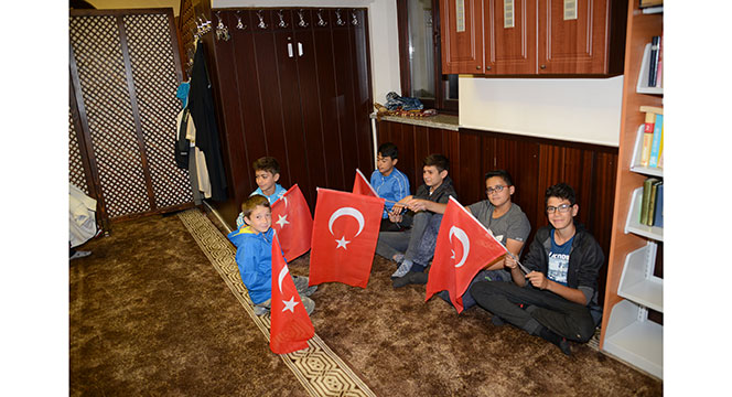 Sabah Namazına Ellerinde Bayrak Dillerinde Dua ile Geldiler