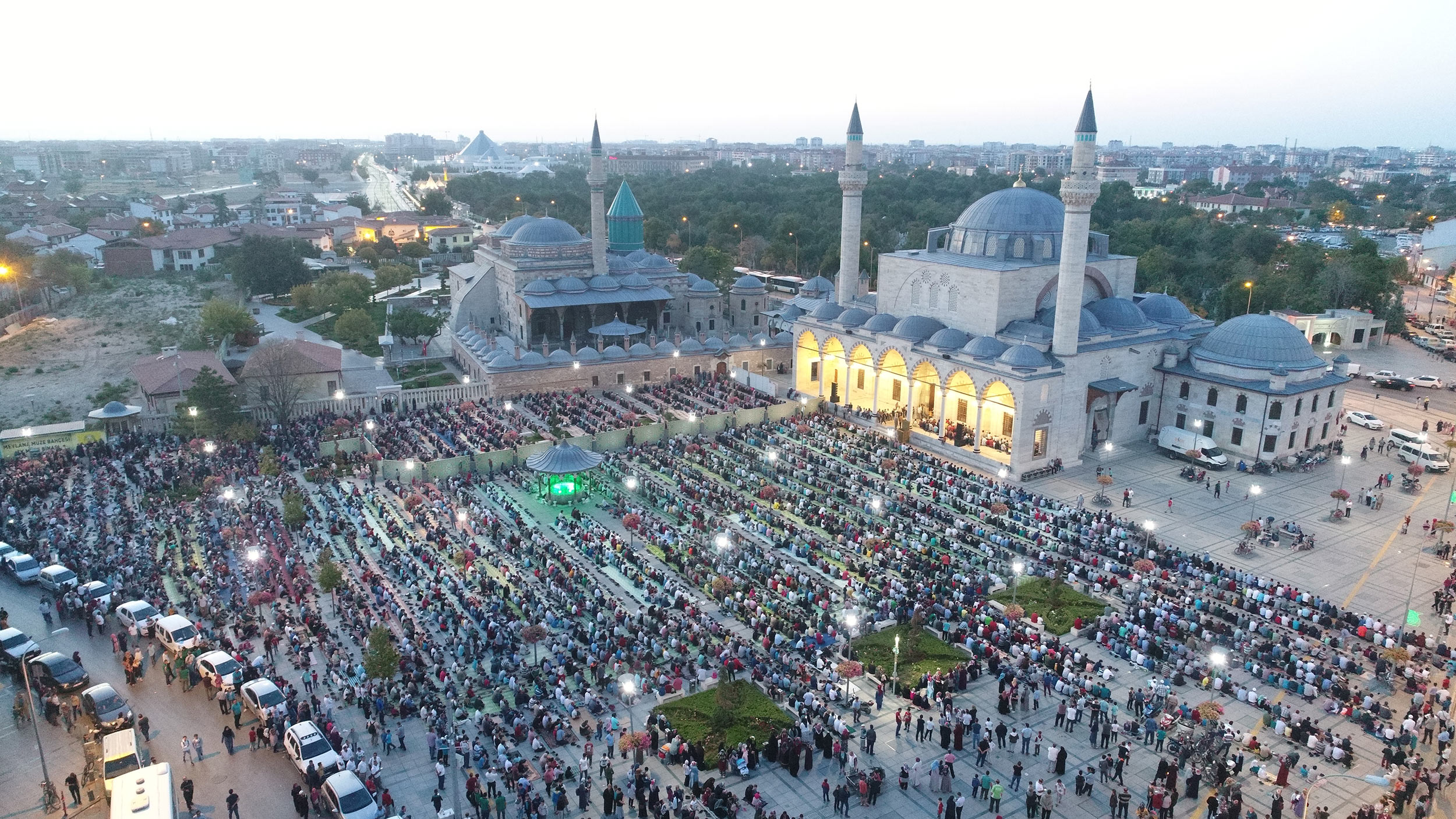 Binlerce Çocuk Sabah Namazında Mevlana Meydanı'nı Doldurdu