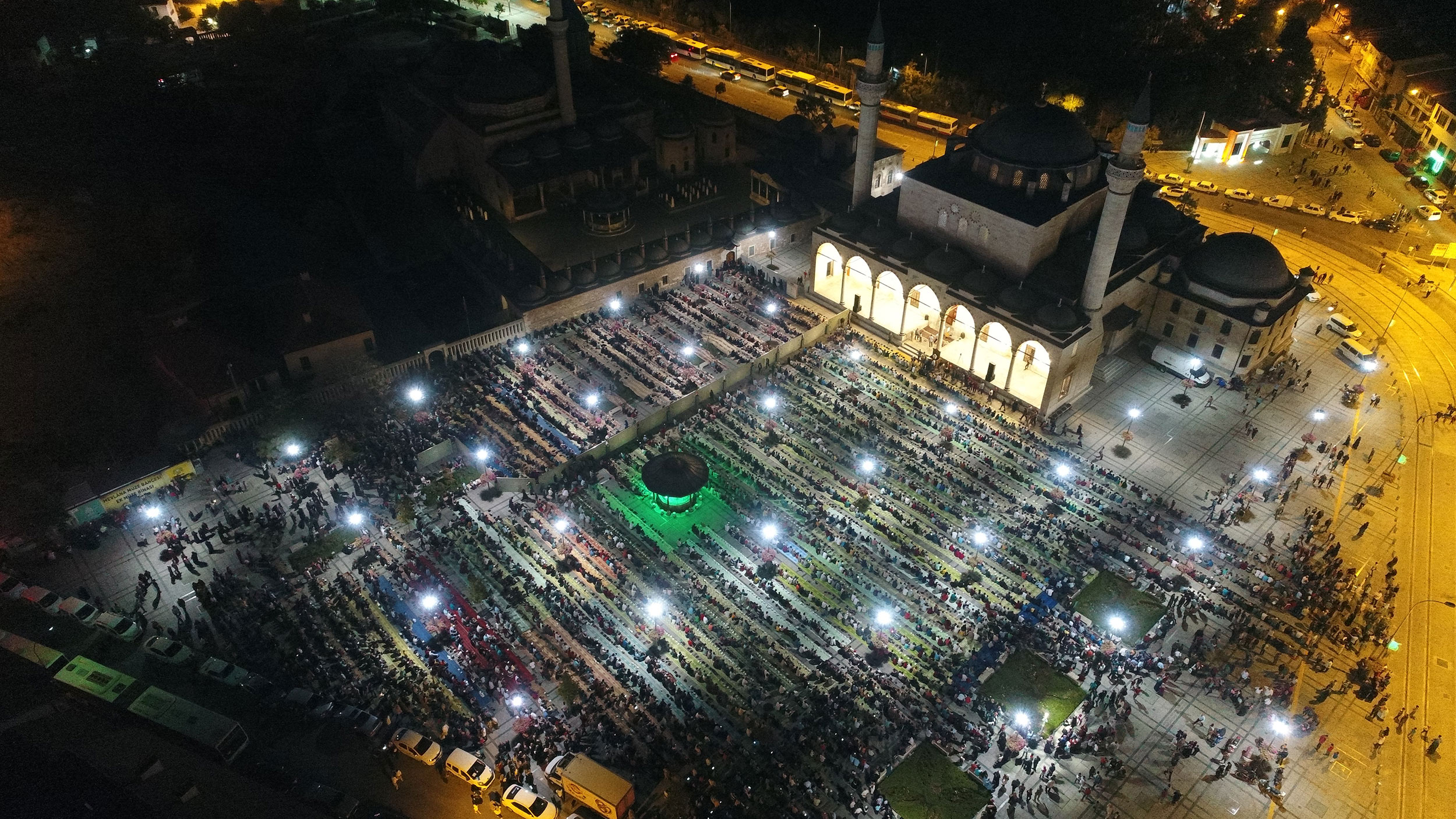 Binlerce Çocuk Sabah Namazında Mevlana Meydanı'nı Doldurdu