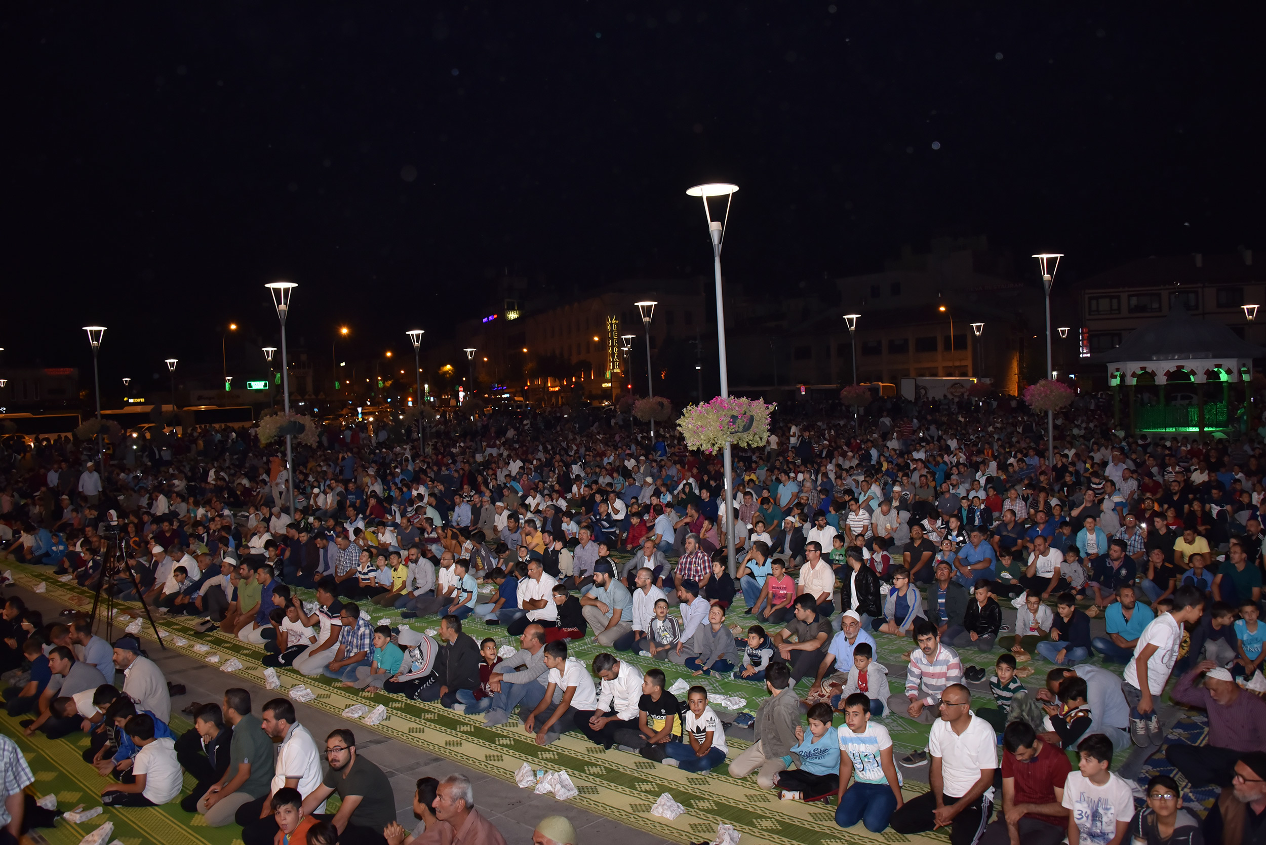 Binlerce Çocuk Sabah Namazında Mevlana Meydanı'nı Doldurdu