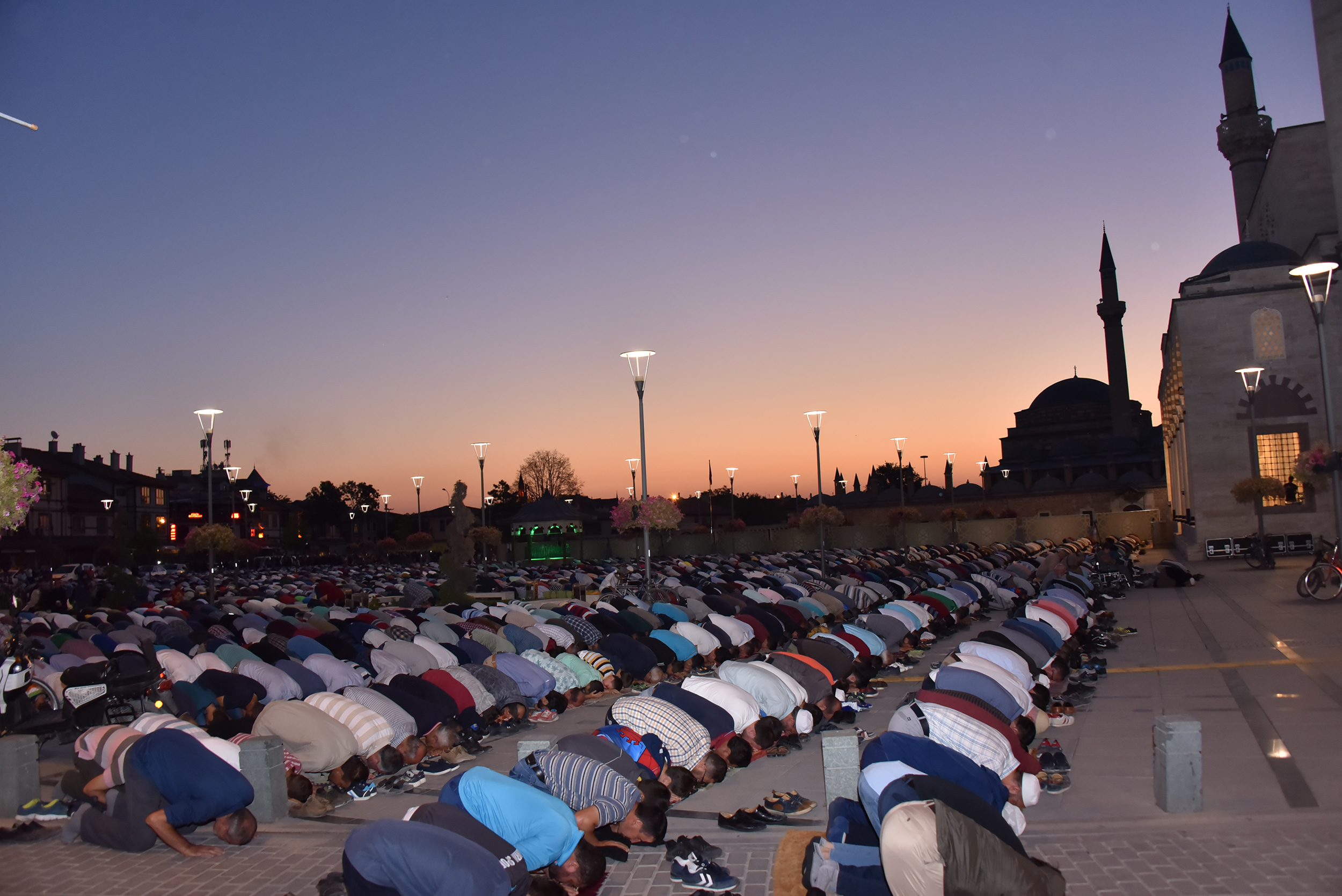 Binlerce Çocuk Sabah Namazında Mevlana Meydanı'nı Doldurdu