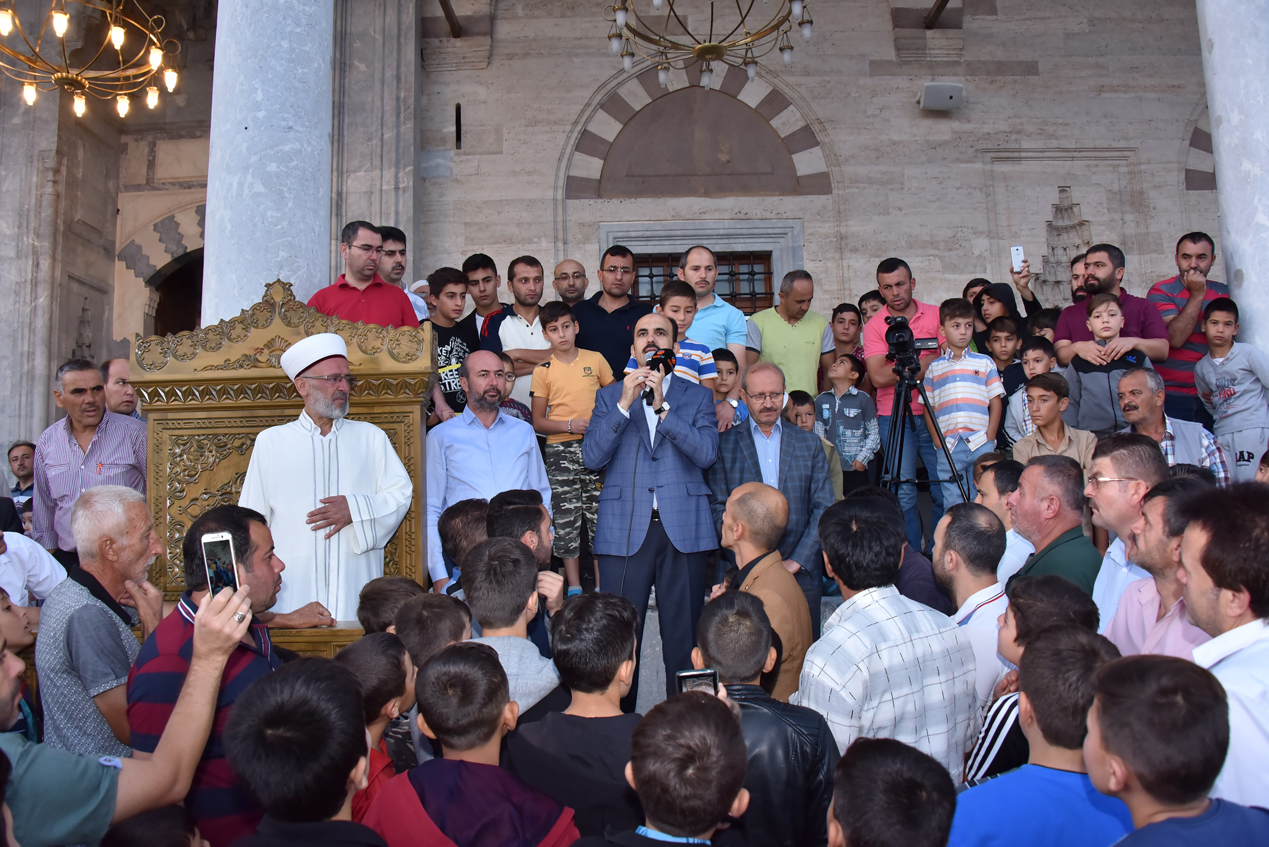 Binlerce Çocuk Sabah Namazında Mevlana Meydanı'nı Doldurdu