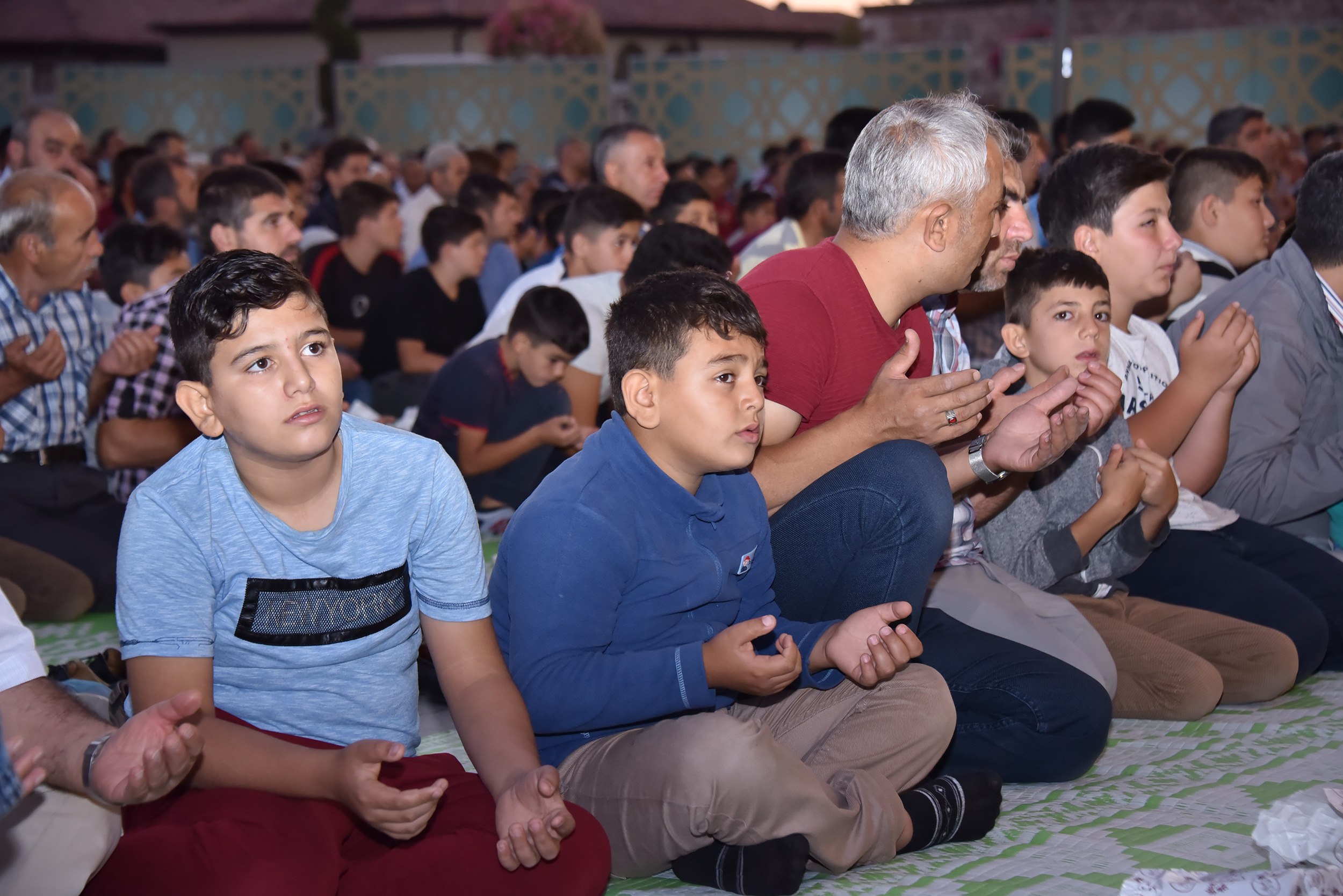 Binlerce Çocuk Sabah Namazında Mevlana Meydanı'nı Doldurdu