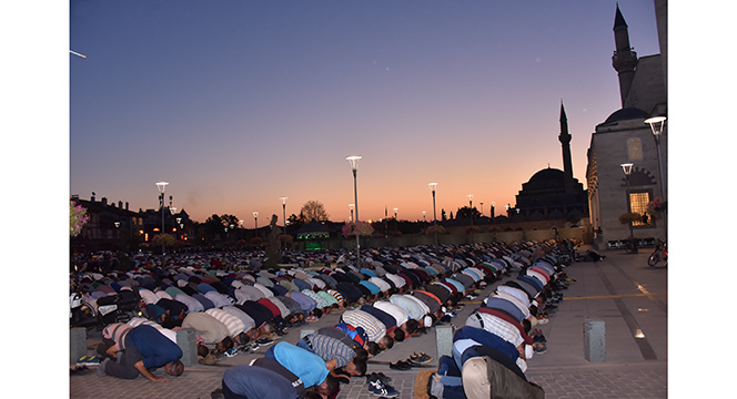 Binlerce Çocuk Sabah Namazında Mevlana Meydanı'nı Doldurdu
