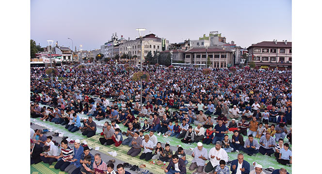 Binlerce Çocuk Sabah Namazında Mevlana Meydanı'nı Doldurdu