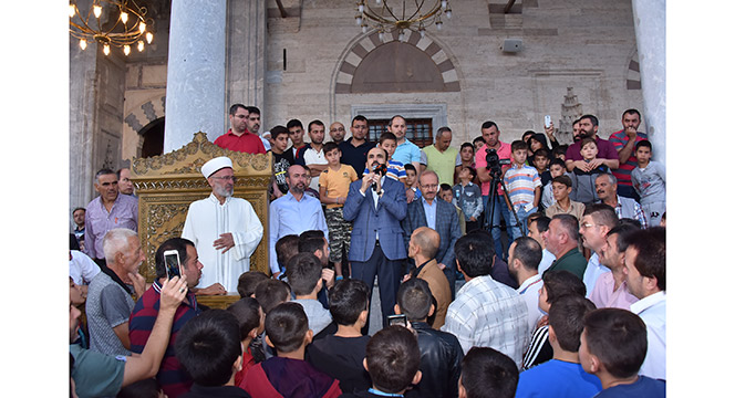 Binlerce Çocuk Sabah Namazında Mevlana Meydanı'nı Doldurdu