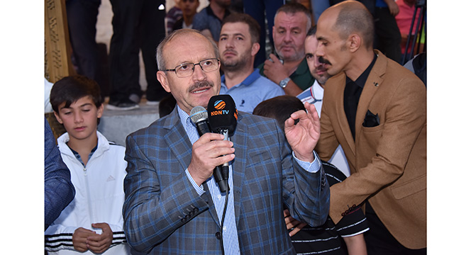 Binlerce Çocuk Sabah Namazında Mevlana Meydanı'nı Doldurdu
