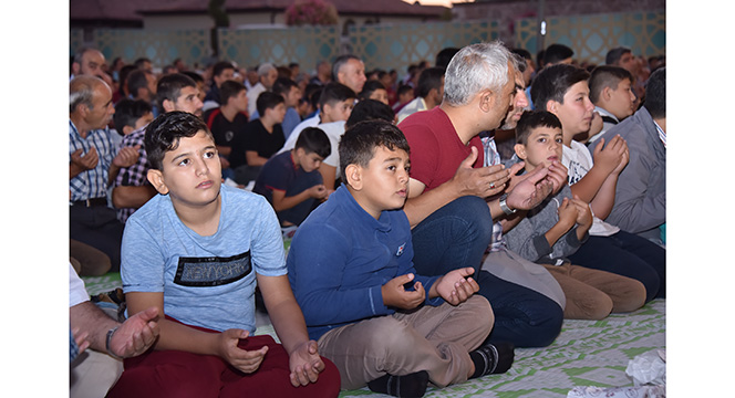 Binlerce Çocuk Sabah Namazında Mevlana Meydanı'nı Doldurdu