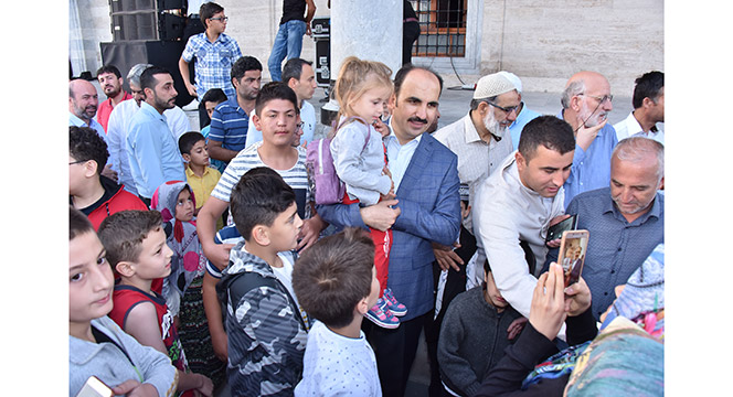 Binlerce Çocuk Sabah Namazında Mevlana Meydanı'nı Doldurdu
