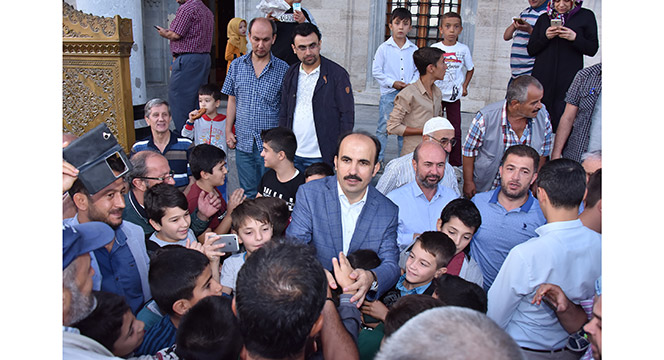 Binlerce Çocuk Sabah Namazında Mevlana Meydanı'nı Doldurdu