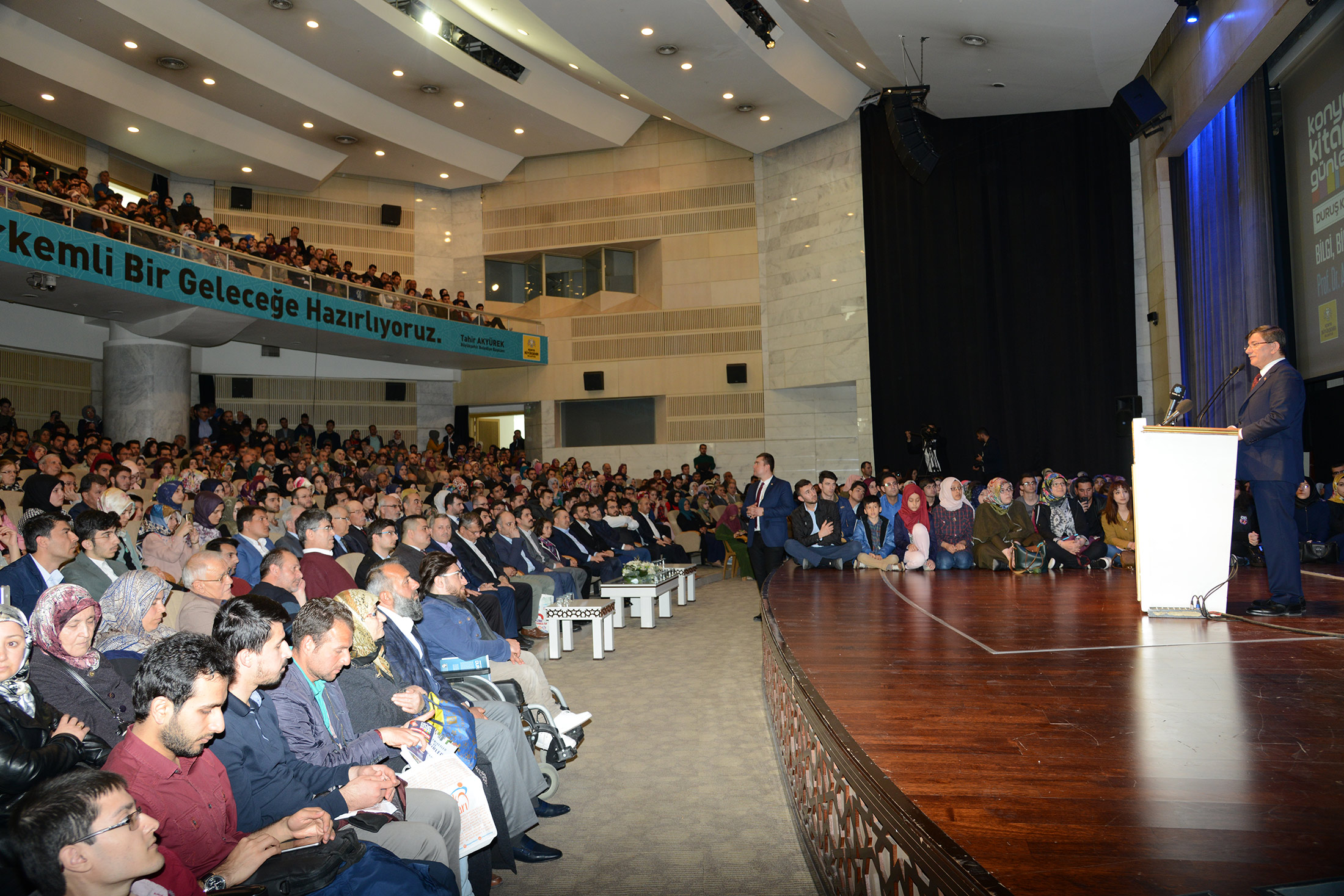 Davutoğlu'ndan 'Bilgi, Bilinç ve Ahlak' Konferansı