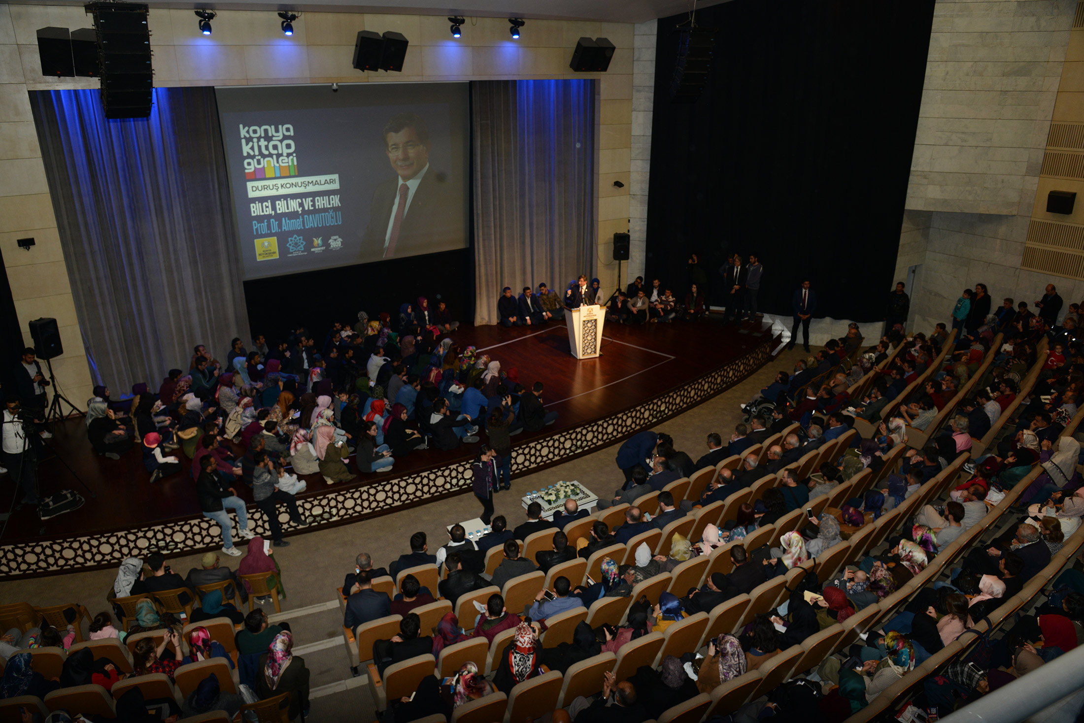 Davutoğlu'ndan 'Bilgi, Bilinç ve Ahlak' Konferansı