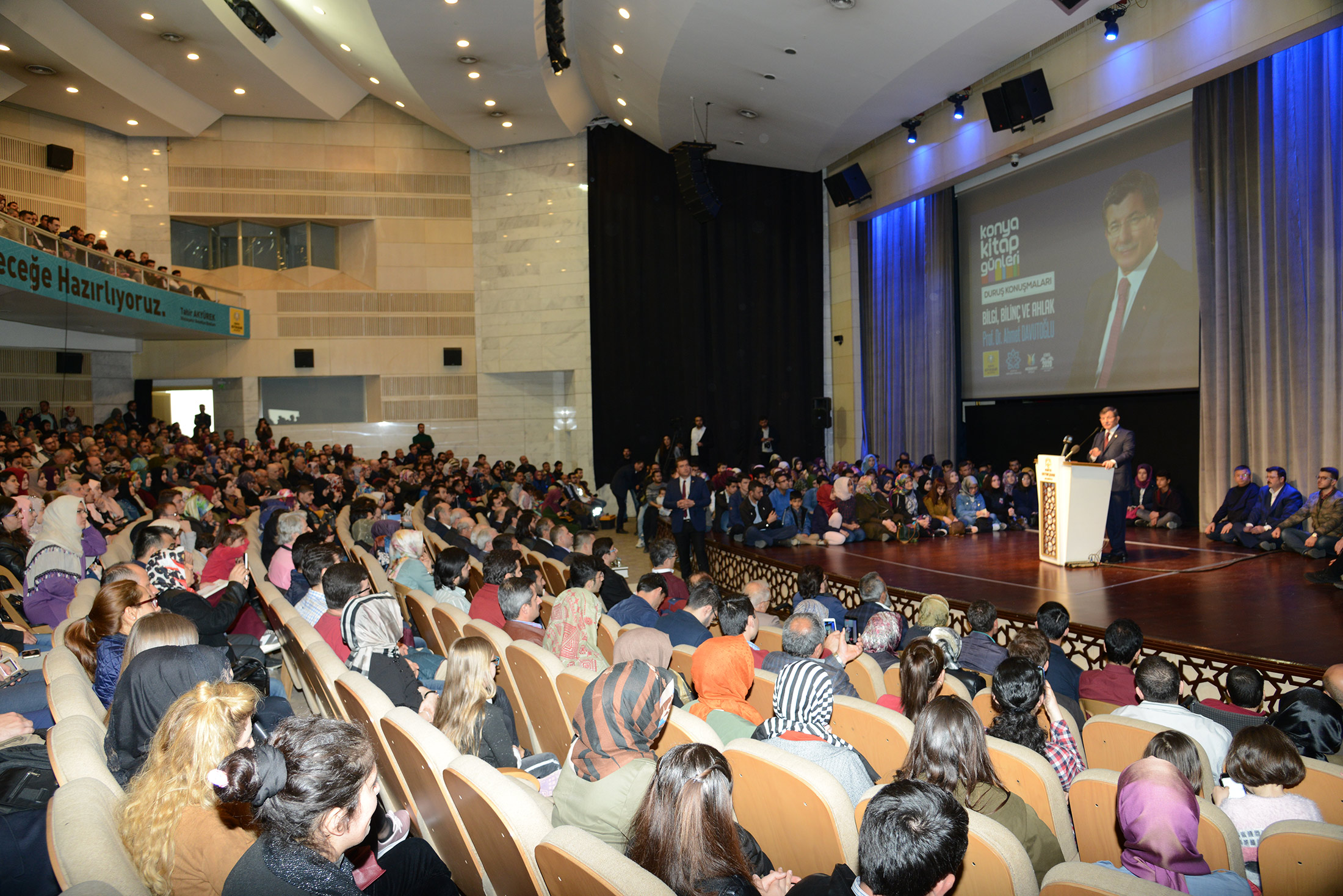 Davutoğlu'ndan 'Bilgi, Bilinç ve Ahlak' Konferansı