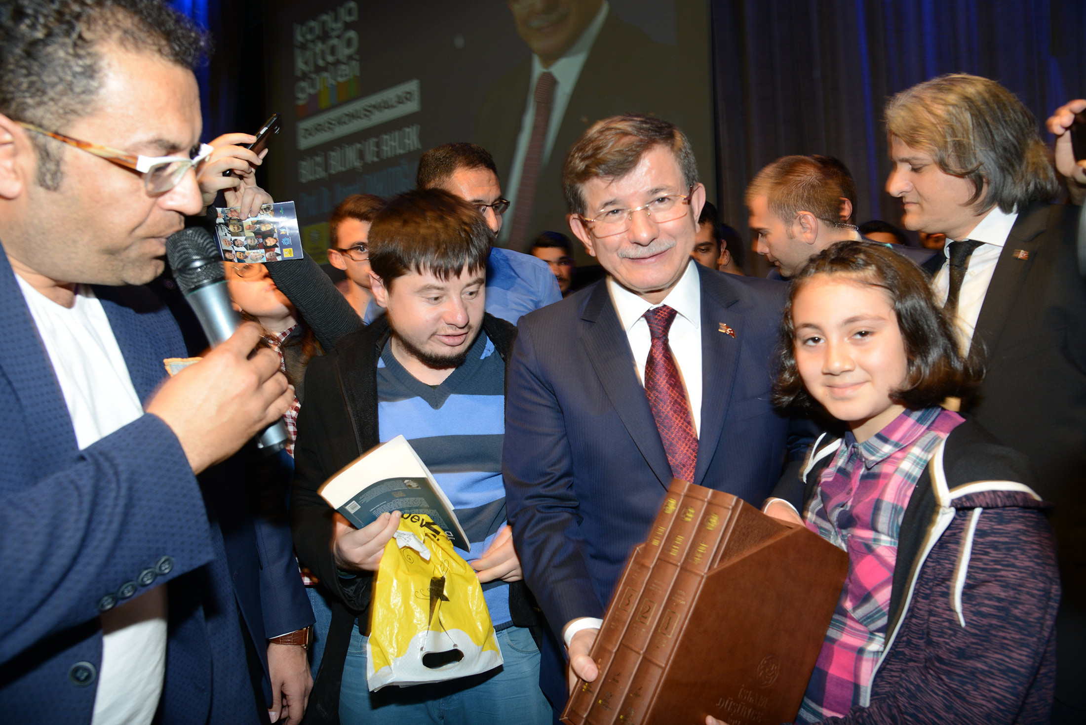 Davutoğlu'ndan 'Bilgi, Bilinç ve Ahlak' Konferansı