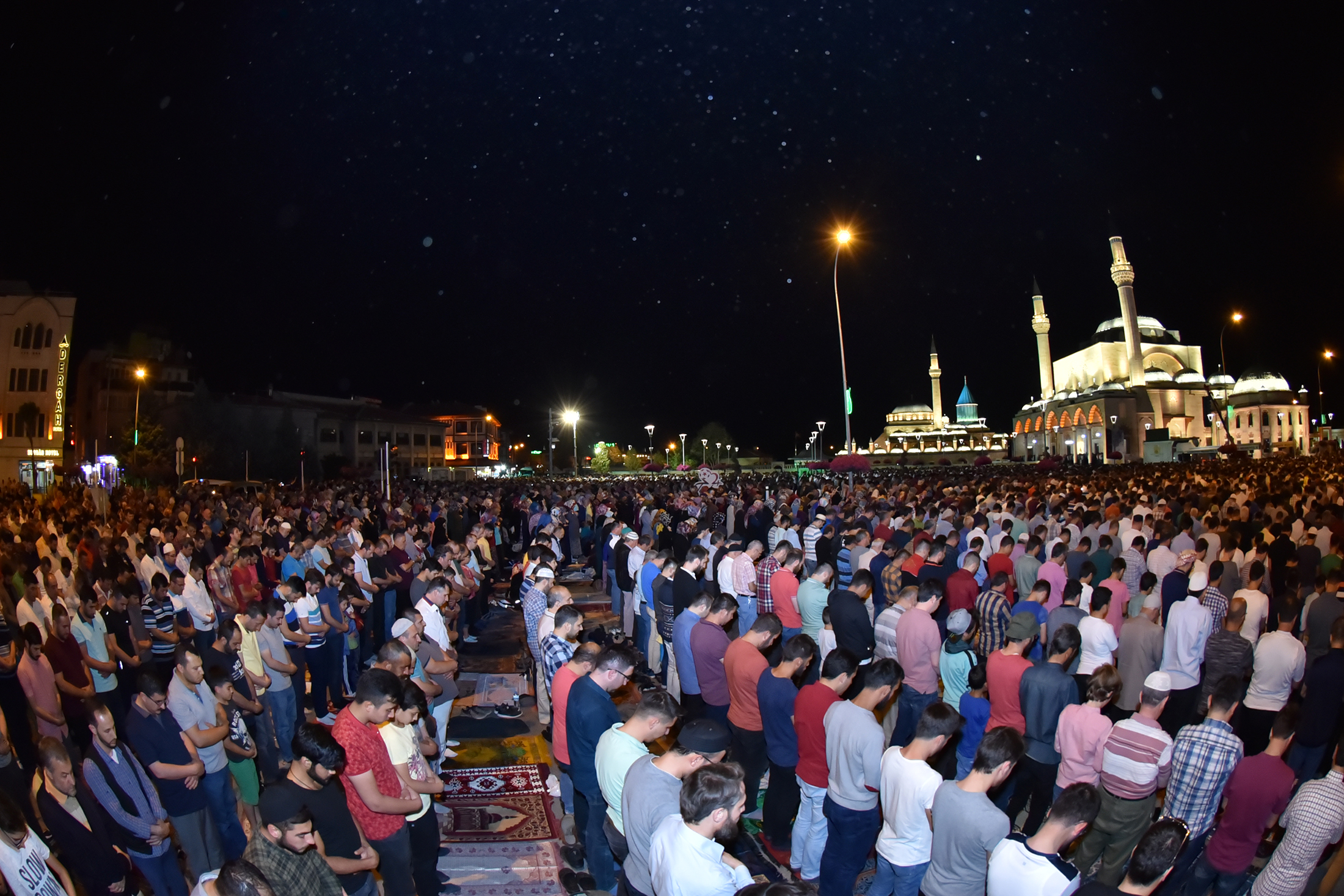 Kadir Gecesi'nde On Binler Mevlana Meydanı'nda Buluştu