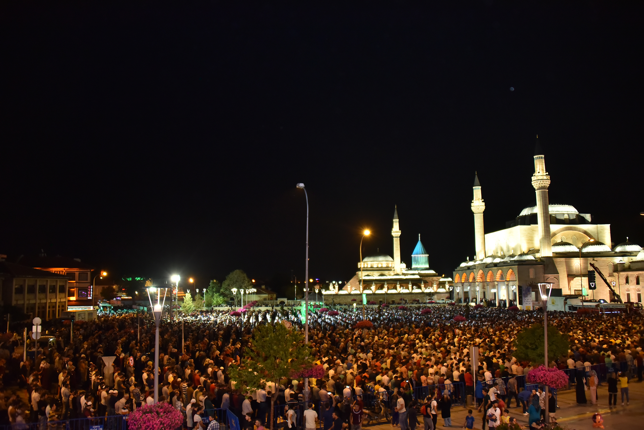 Kadir Gecesi'nde On Binler Mevlana Meydanı'nda Buluştu
