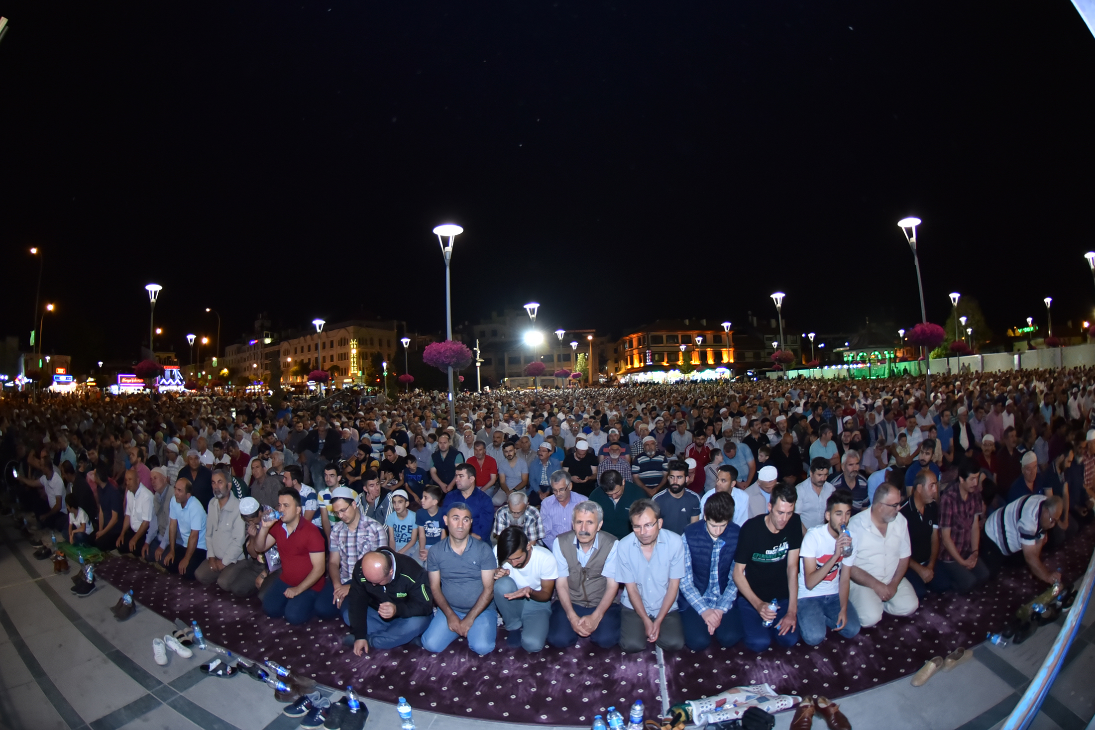 Kadir Gecesi'nde On Binler Mevlana Meydanı'nda Buluştu