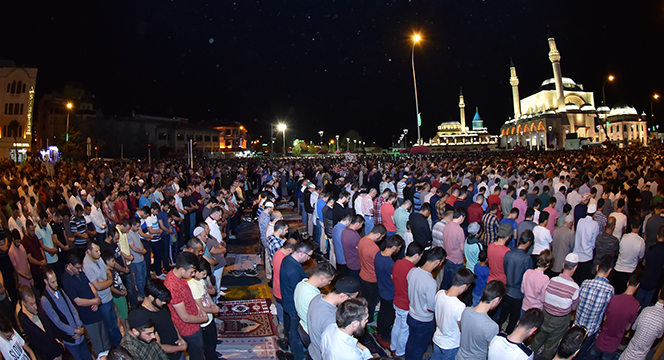 Kadir Gecesi'nde On Binler Mevlana Meydanı'nda Buluştu