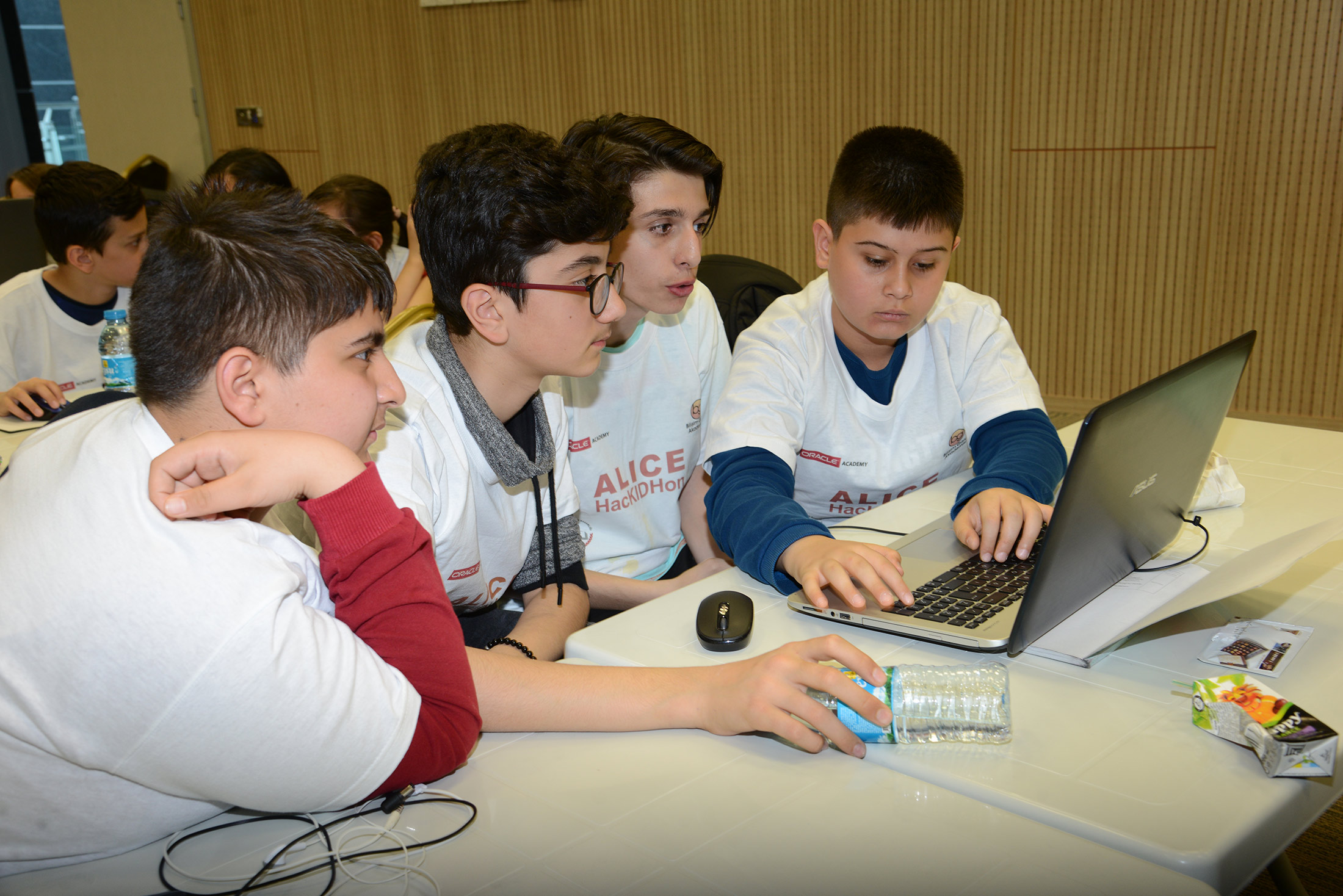 180 Öğrenci Elektronik Kodlama Yarışmasında Ter Döktü