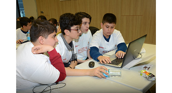 180 Öğrenci Elektronik Kodlama Yarışmasında Ter Döktü